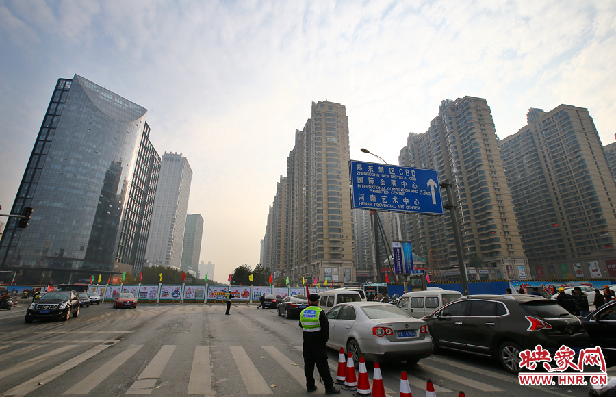 由于圍擋，汽車司機(jī)看不到對面的紅綠燈，車輛通行全靠交警現(xiàn)場指揮