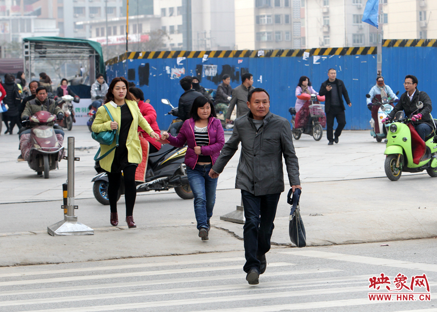 因?yàn)槎萝?，許多上班族飛奔在路上
