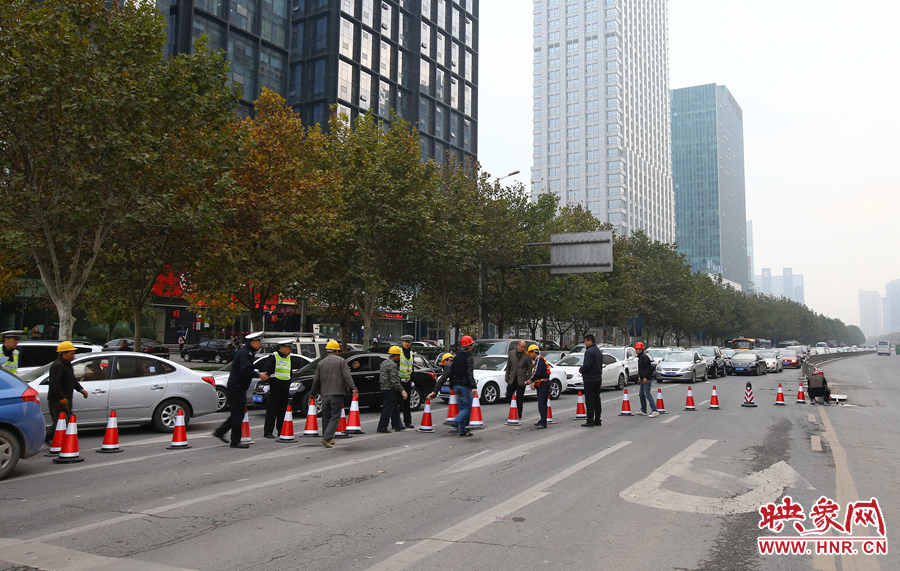 早上高峰期到來前，交警和工作人員設(shè)置道路引導(dǎo)警示樁