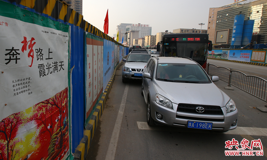 每條路的路口都壓縮成雙車道，大大減緩了汽車通行速度
