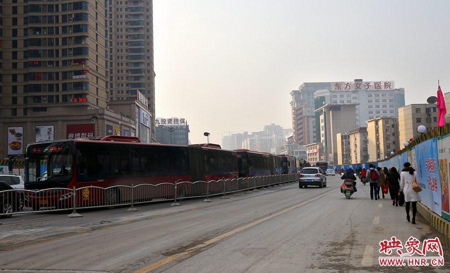 未來路道路兩邊施工，行人和非機(jī)動(dòng)在機(jī)動(dòng)車道路上通行