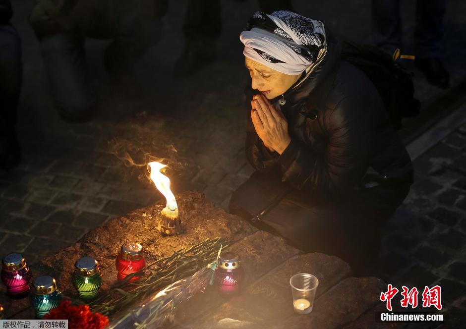 當(dāng)?shù)貢r(shí)間2014年11月22日，烏克蘭基輔，民眾舉行儀式紀(jì)念1932-1933烏克蘭大饑荒81周年