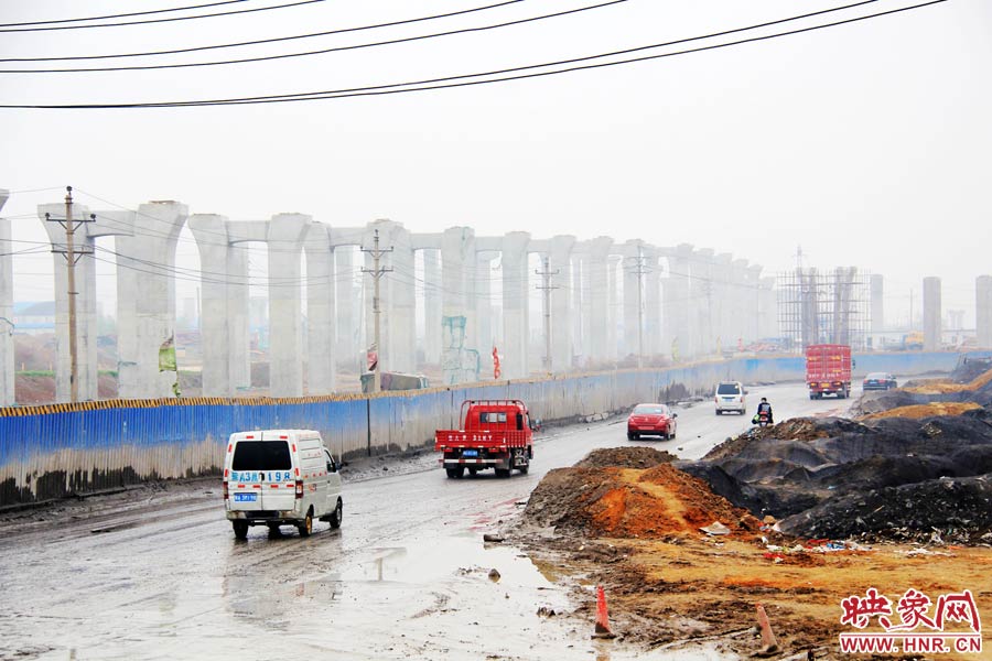 鄭平路柴郭轉(zhuǎn)盤處以及圍擋兩邊預留的道路坑坑洼洼，無人維護，造成事故頻發(fā)，經(jīng)常堵車。