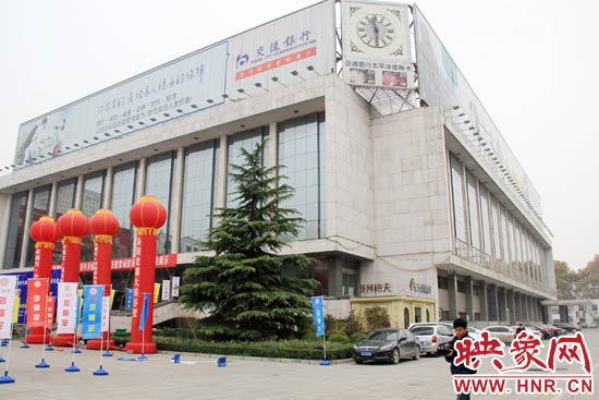 11月28日，記者從鄭州市政府獲悉，河南省人民會堂決定拆除違法存在10多年的巨型樓頂廣告。