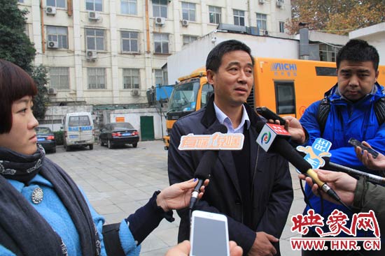 鄭州城市管理局行政執(zhí)法監(jiān)察支隊二大隊副大隊長杜陸水就“河南省人民會堂違法戶外廣告”一事，接受媒體采訪