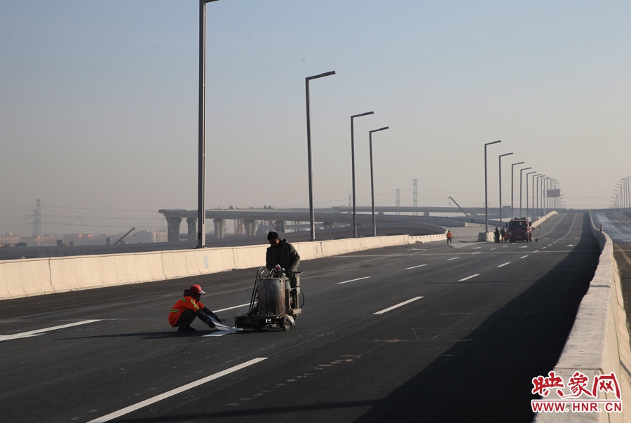 部門路段工人正在噴畫道路標(biāo)線。