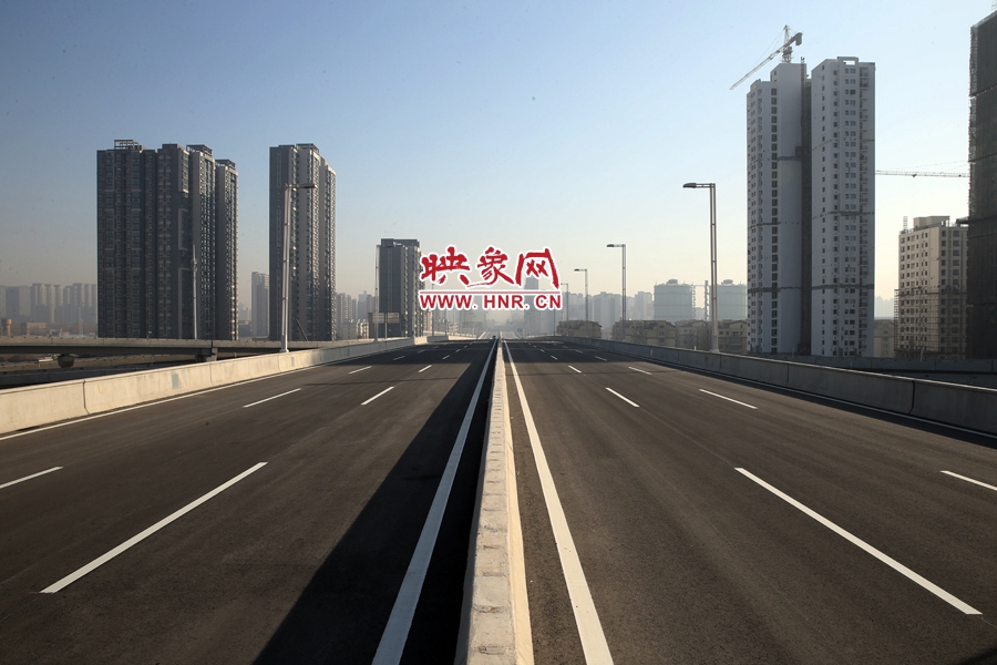 隴海高架過西三環(huán)進(jìn)入市區(qū)。