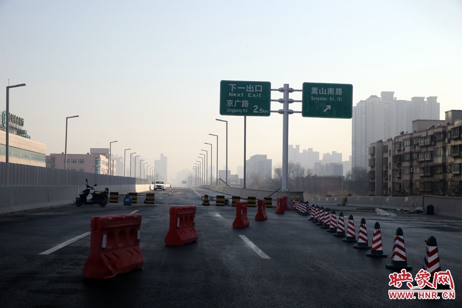嵩山南路出口，由西向東至嵩山南路出口向東暫未開通。