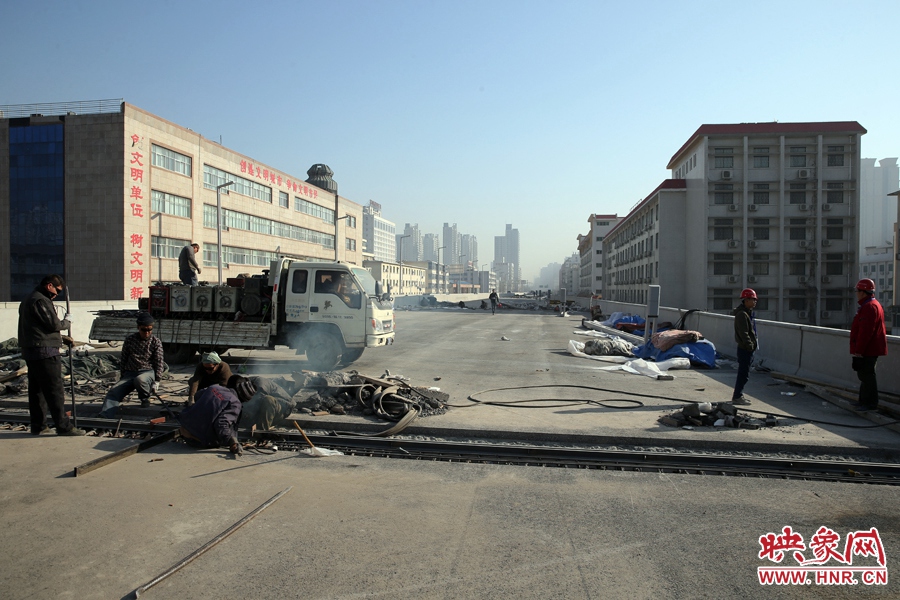由西向東方向，嵩山南路出口以東，仍在緊張施工中。