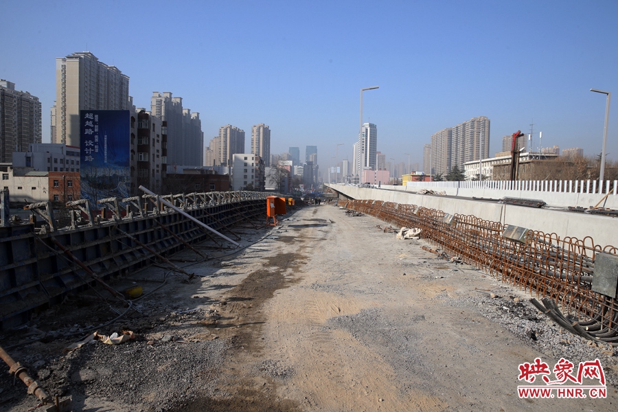 由西向東方向，嵩山南路出口以東，仍在緊張施工中。