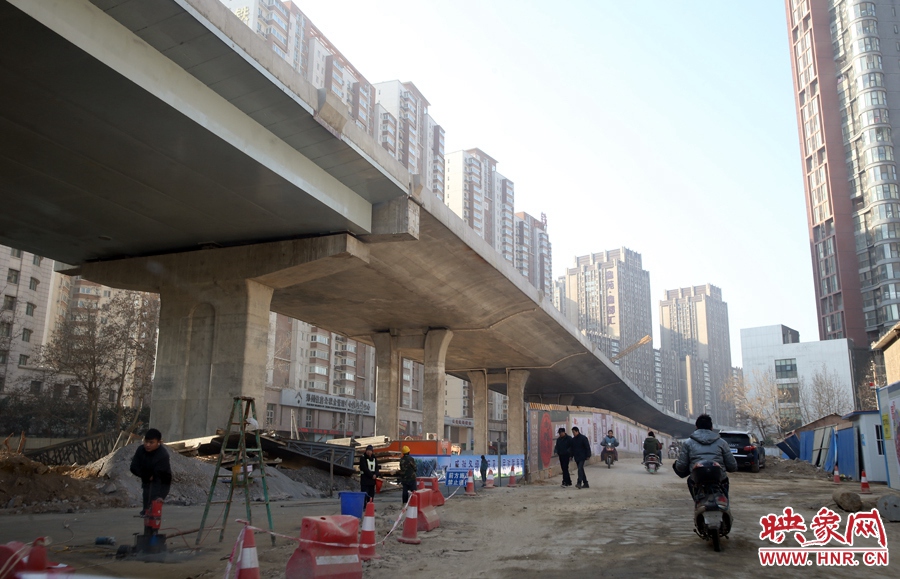 由西向東方向，嵩山南路出口以東，仍在緊張施工中。