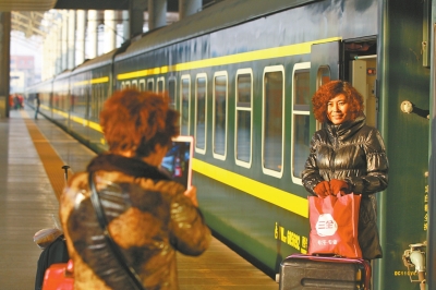 鄭州火車站又見綠皮車,車前留個(gè)影。