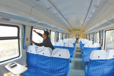 硬座車廂 藍(lán)色座套，清清爽爽。