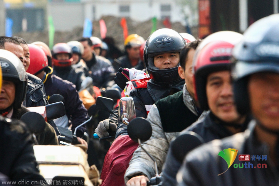 2015年2月10日，廣東佛山，順德龍山加油站為返鄉(xiāng)摩托車免費(fèi)加油。