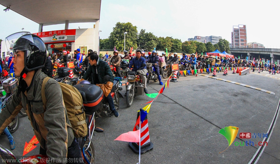 2015年2月10日，廣東佛山，順德龍山加油站為返鄉(xiāng)摩托車免費(fèi)加油。
