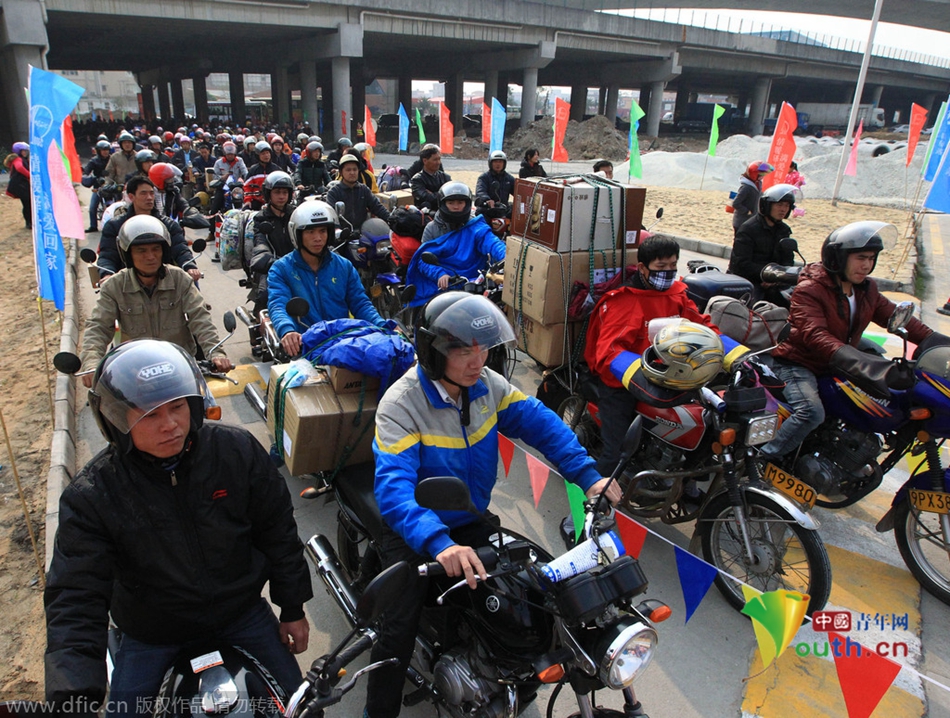 2015年2月10日，廣東佛山，順德龍山加油站為返鄉(xiāng)摩托車免費(fèi)加油。