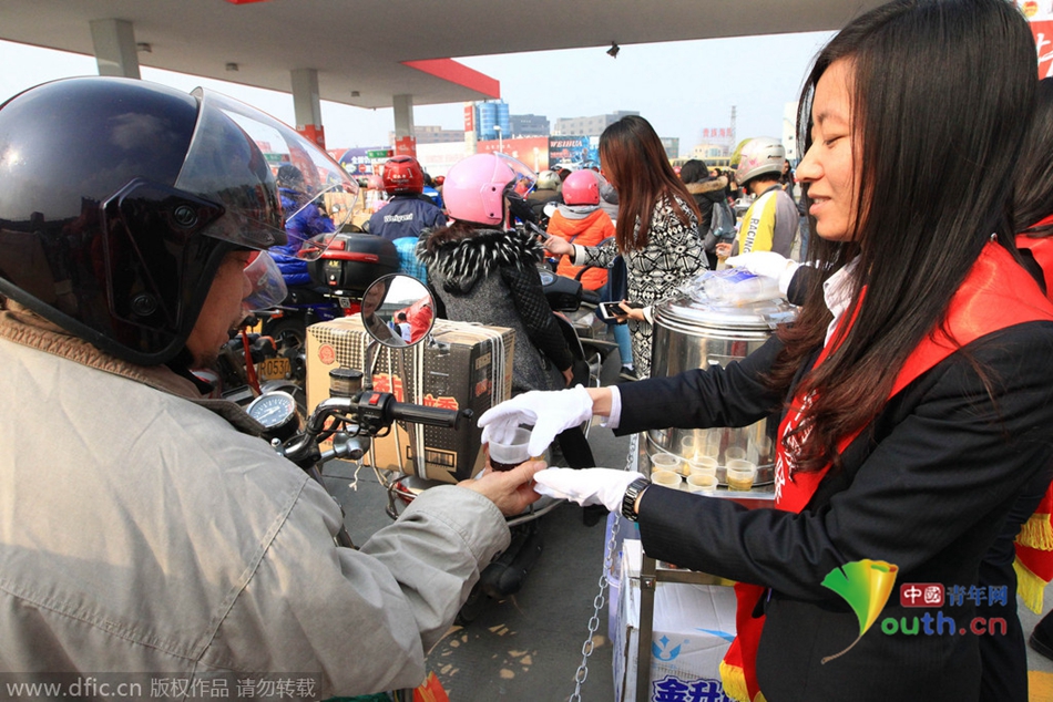 2015年2月10日，廣東佛山，順德龍山加油站為返鄉(xiāng)摩托車免費(fèi)加油。