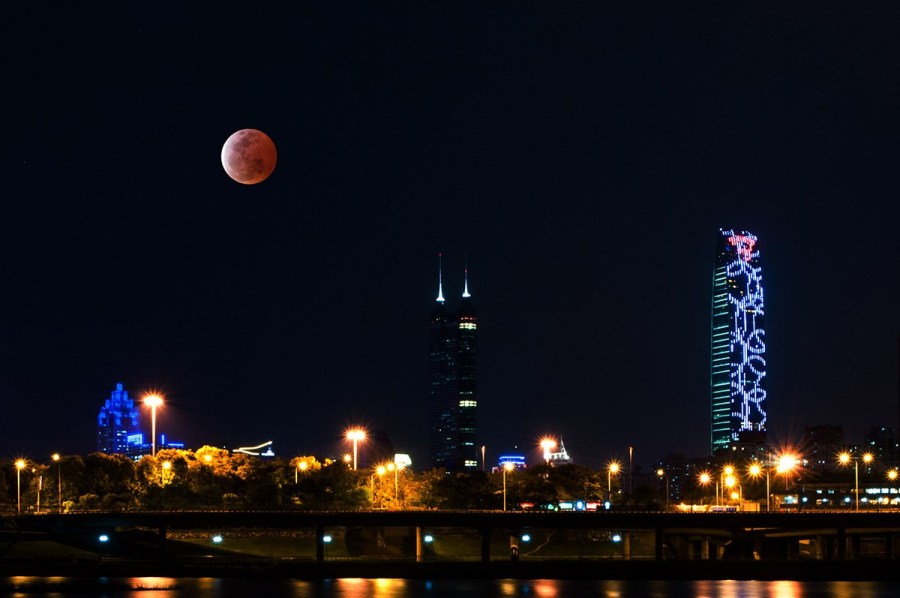 4月4日，深圳，月全食，一輪紅月亮現(xiàn)身夜空。（合成）鄧飛/CFP
