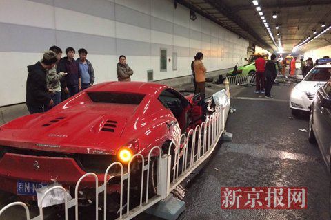 一輛蘭博基尼與一輛法拉利發(fā)生事故，現(xiàn)場狀況慘烈