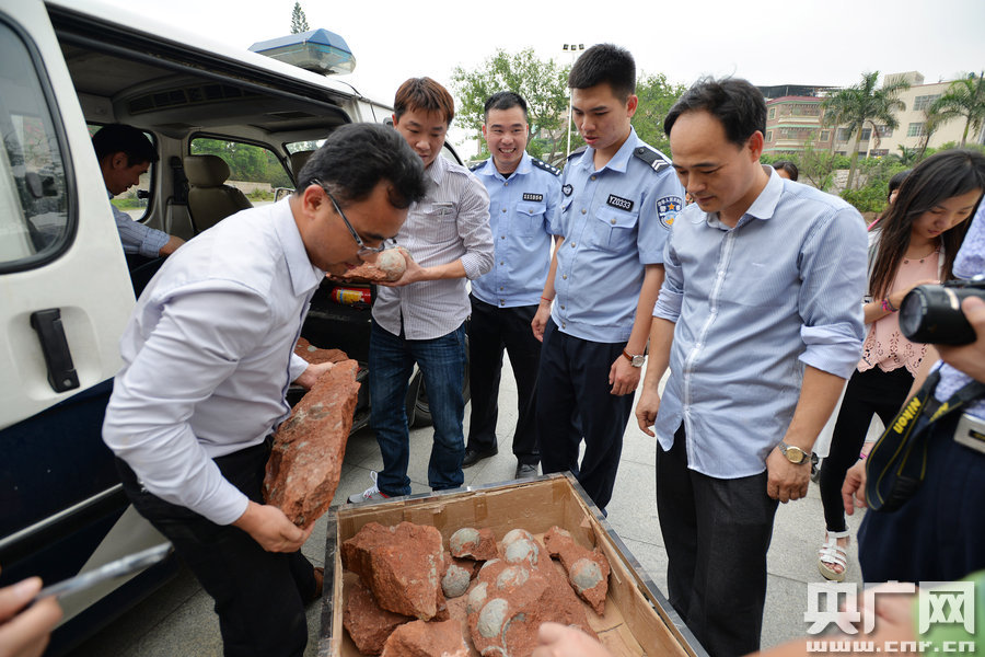 市文化綜合執(zhí)法大隊工作人員和110公安干警也迅速趕到現(xiàn)場維持秩序。