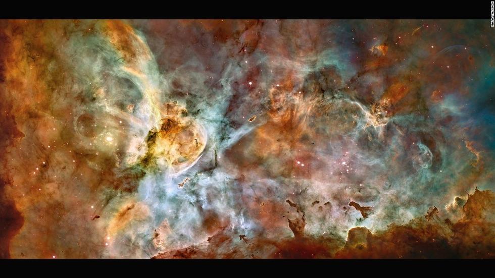 這個大星系是小恒星的誕生地，預計其中有數(shù)顆質(zhì)量為太陽的50至100倍的恒星