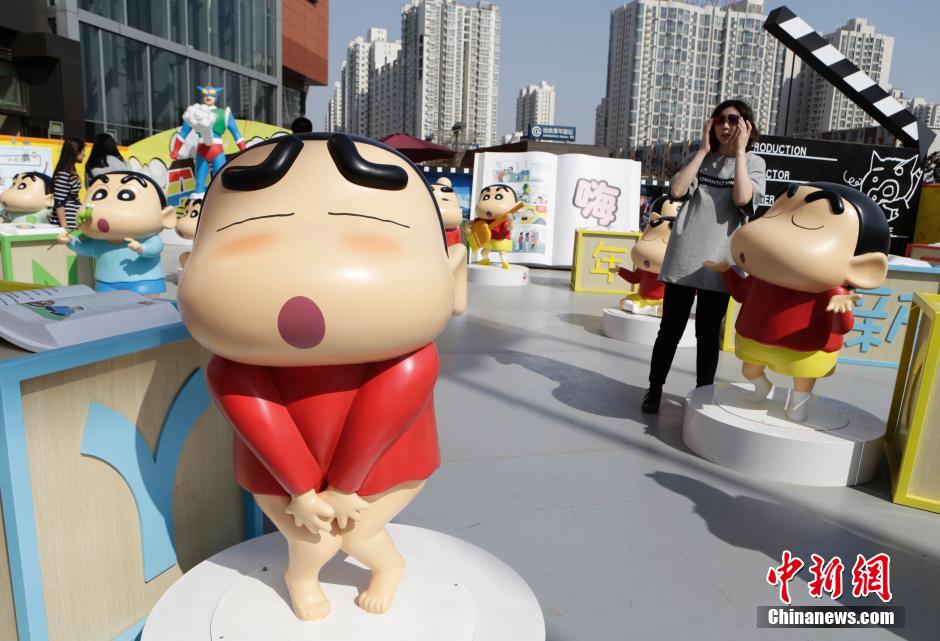 4月22日，游客參觀蠟筆小新特展?！跋灩P小新25周年紀念特展”日前在北京開展
