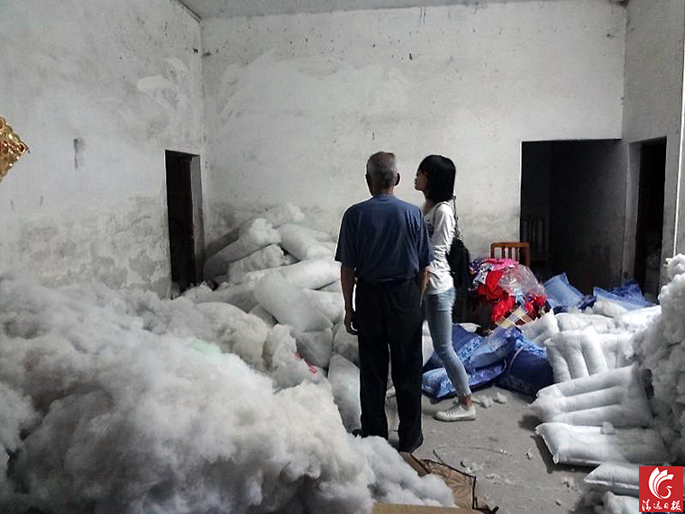 “黑心棉”堆滿了房間的每個角落。