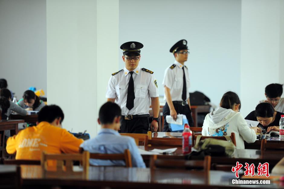 5月8日，武漢輕工大學(xué)圖書館保安黃凱、萬文杰在圖書館巡查。中新社發(fā) 張暢 攝