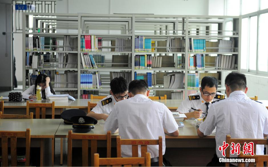5月8日，武漢輕工大學(xué)保安黃凱在圖書館巡查。中新社發(fā) 張暢 攝