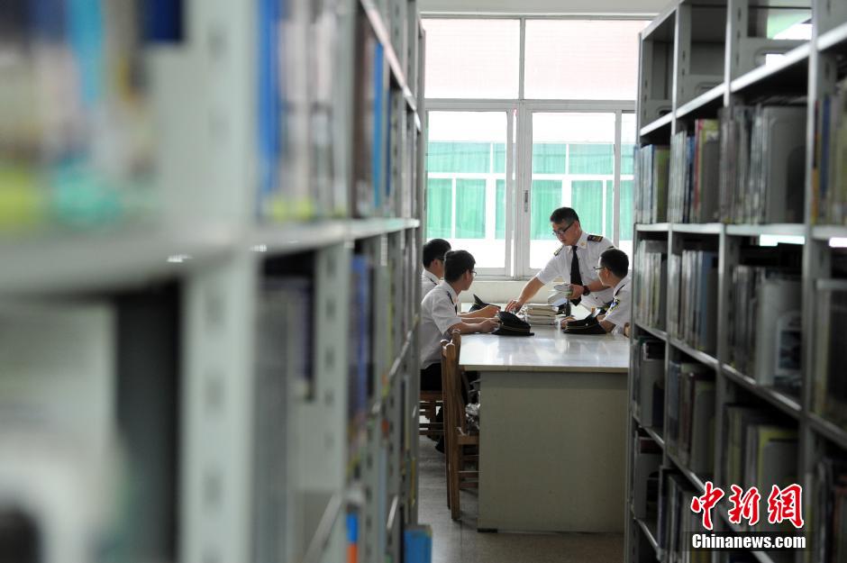 5月8日，武漢輕工大學(xué)保安吳濤、江力、黃凱、萬文杰在圖書館學(xué)習(xí)中。中新社發(fā) 張暢 攝