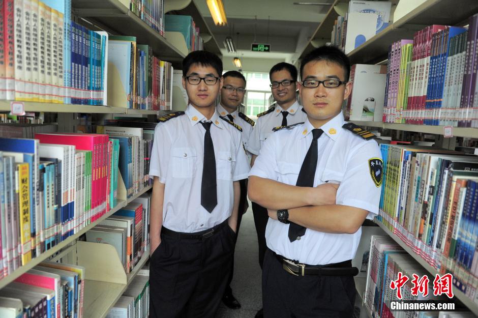 　5月8日，武漢輕工大學(xué)圖書館保安吳濤、江力、黃凱、萬文杰。中新社發(fā) 張暢 攝