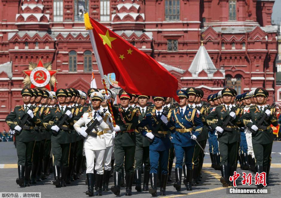 解放軍三軍儀仗隊(duì)參加紅場(chǎng)閱兵。