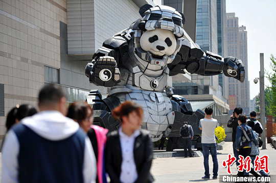 5月9日，遼寧沈陽(yáng)，一商城門前廣場(chǎng)上驚現(xiàn)7米多高的熊貓鋼鐵俠，吸引不少人駐足拍照。