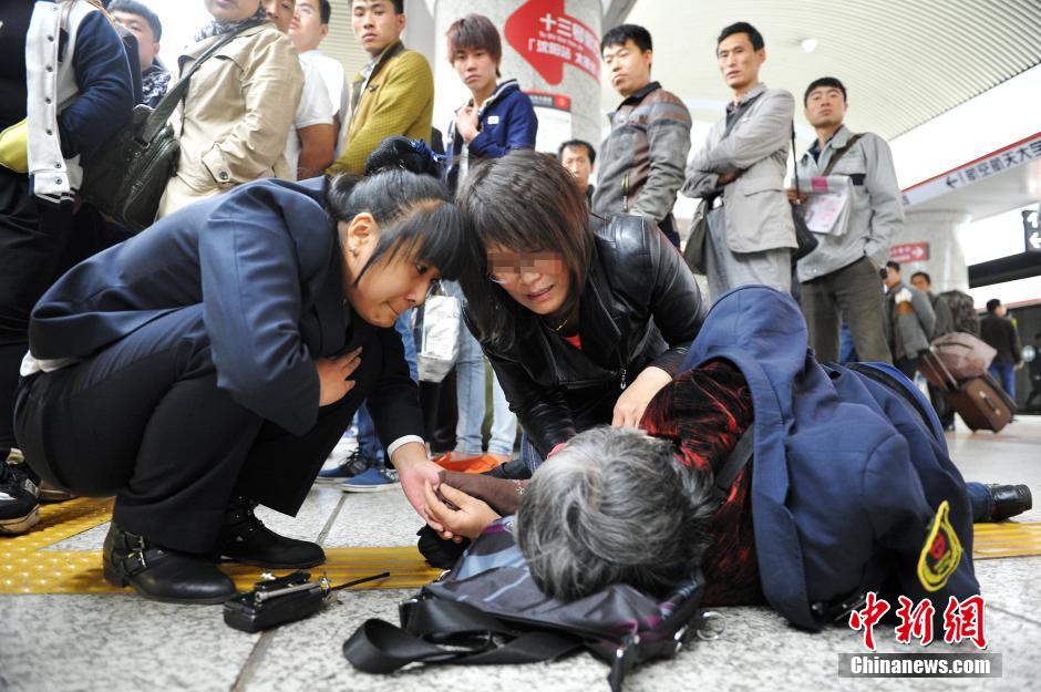 74歲老太地鐵站臺摔倒稱“有老保，不訛人”