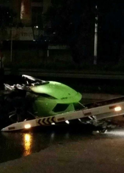 蘭博基尼跑車撞貨車燒成廢鐵 司機當(dāng)場死亡