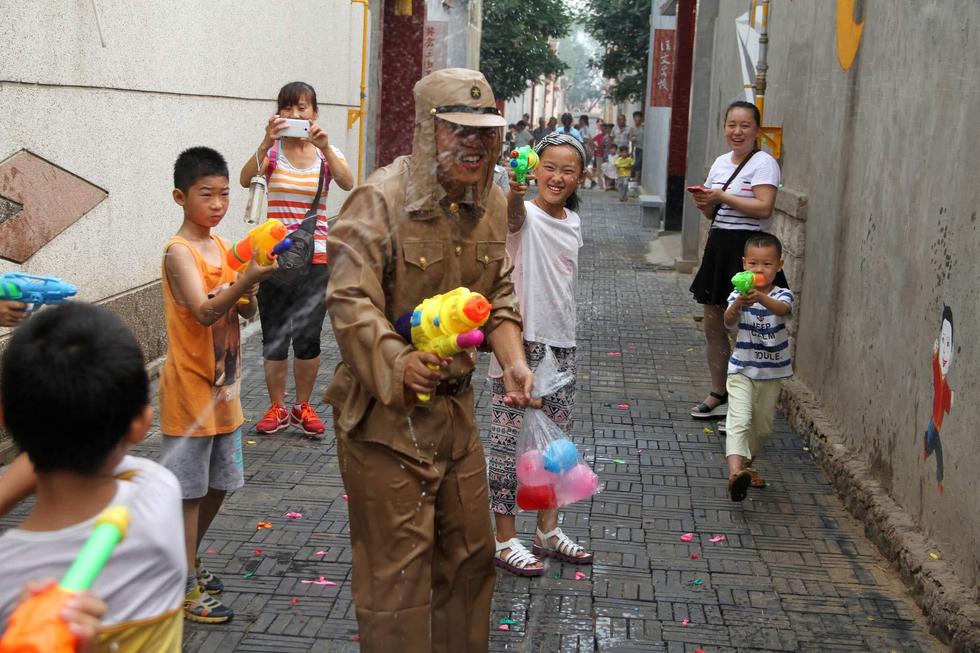 孩子們扮成八路軍手持水槍打鬼子。