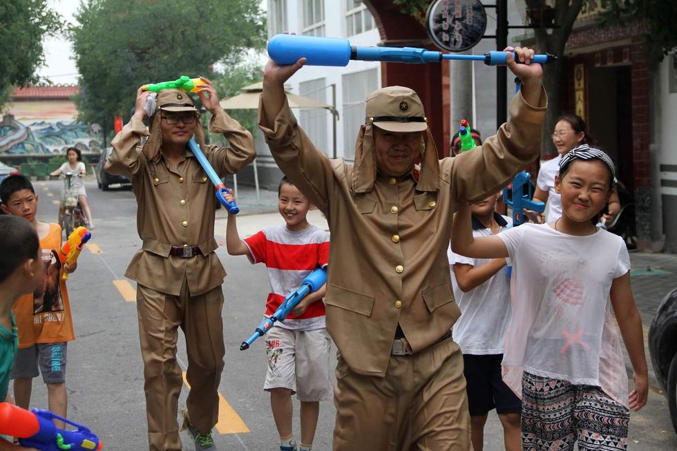 最終幾名鬼子被八路軍制服，被押著游街示眾，以此慶?？谷諔?zhàn)爭勝利70周年。