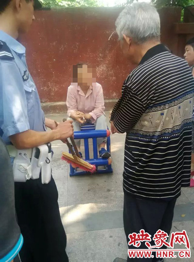 老太當(dāng)時坐在健身器材上做仰臥起坐，說環(huán)衛(wèi)工人影響她鍛煉身體了，便開始謾罵環(huán)衛(wèi)工人。