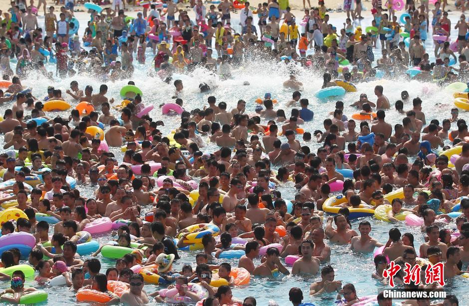 8月1日，民眾扎堆在南京湯山歡樂水魔方水上樂園戲水，享受“冰火兩重天”的涼爽和激情。連日來，中國大部分地區(qū)迎來高溫天氣。
