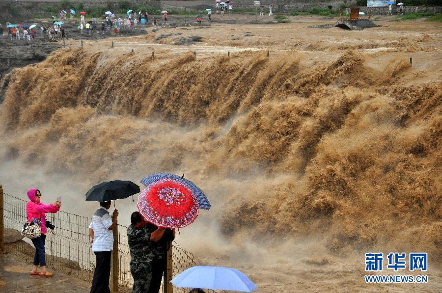 8月2日，游客在山西吉縣黃河壺口瀑布景區(qū)游覽觀瀑。