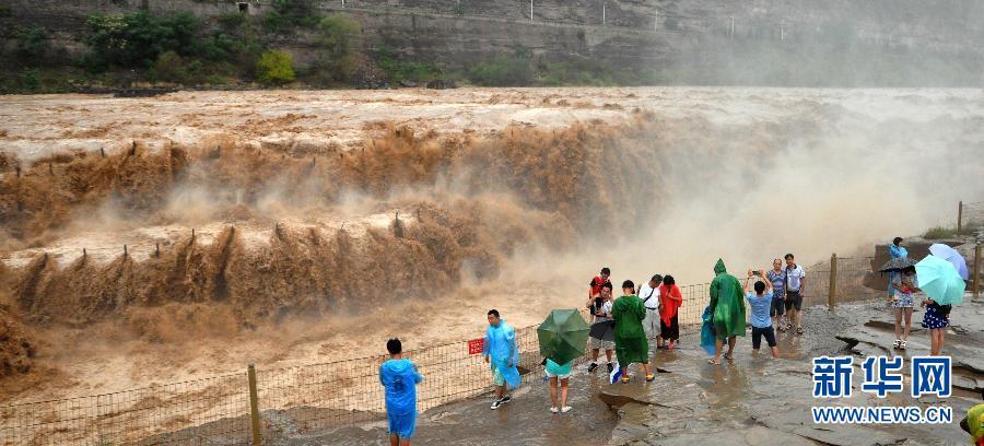 8月2日，游客在山西吉縣黃河壺口瀑布景區(qū)游覽觀瀑。
