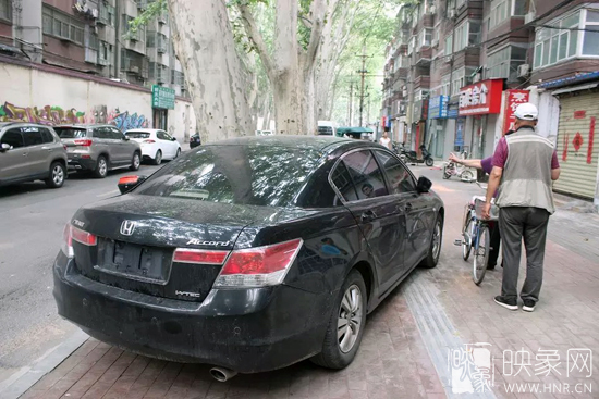 男子的車牌因是外地牌照，被小偷盜走。