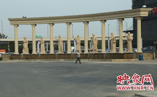 在這個(gè)“凱旋門(mén)”前是一處噴泉景觀。