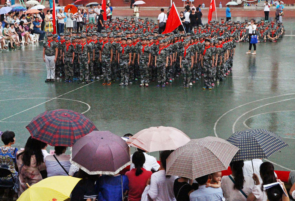 鄭州市，鄭州市第八中學(xué)會操表演當(dāng)天突降大雨，但是同學(xué)們在雨中堅持完成了會操表演。