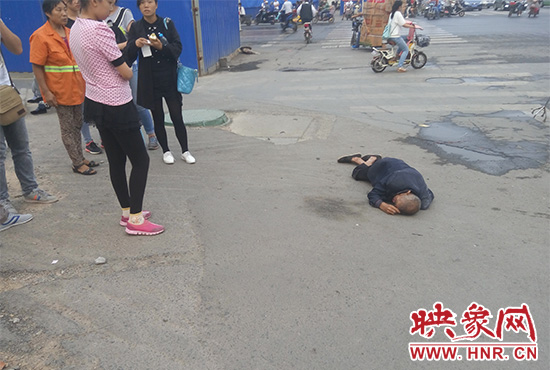 老人倒地后無(wú)人敢扶，過(guò)路市民拍照作證。