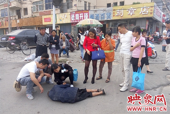 據(jù)附近環(huán)衛(wèi)工人介紹，老人是自己過(guò)路口時(shí)不小心摔倒的。