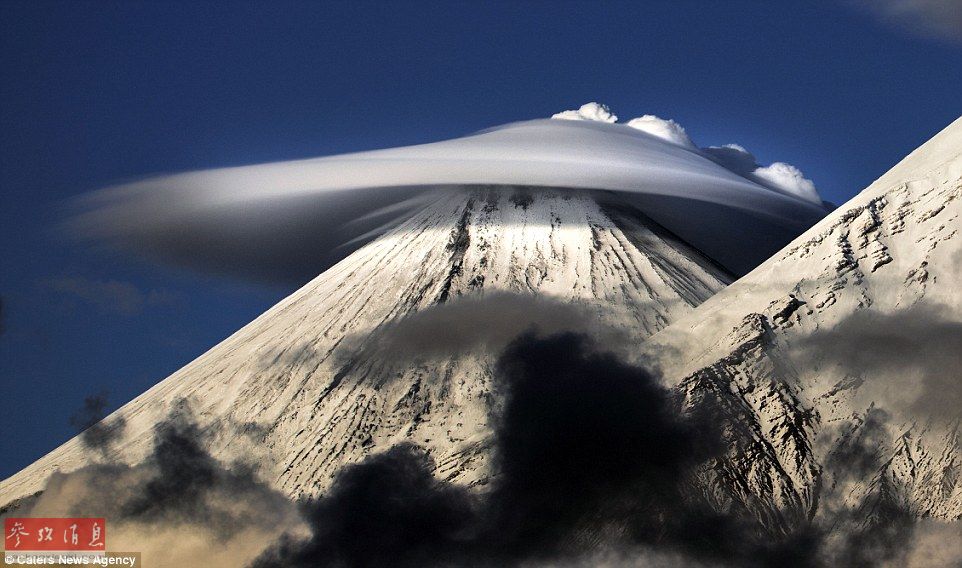 火山上籠罩著類似于外星飛碟形狀的云彩，場景猶如科幻大片。