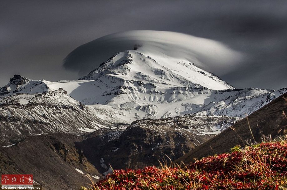 火山上籠罩著類似于外星飛碟形狀的云彩，場景猶如科幻大片。