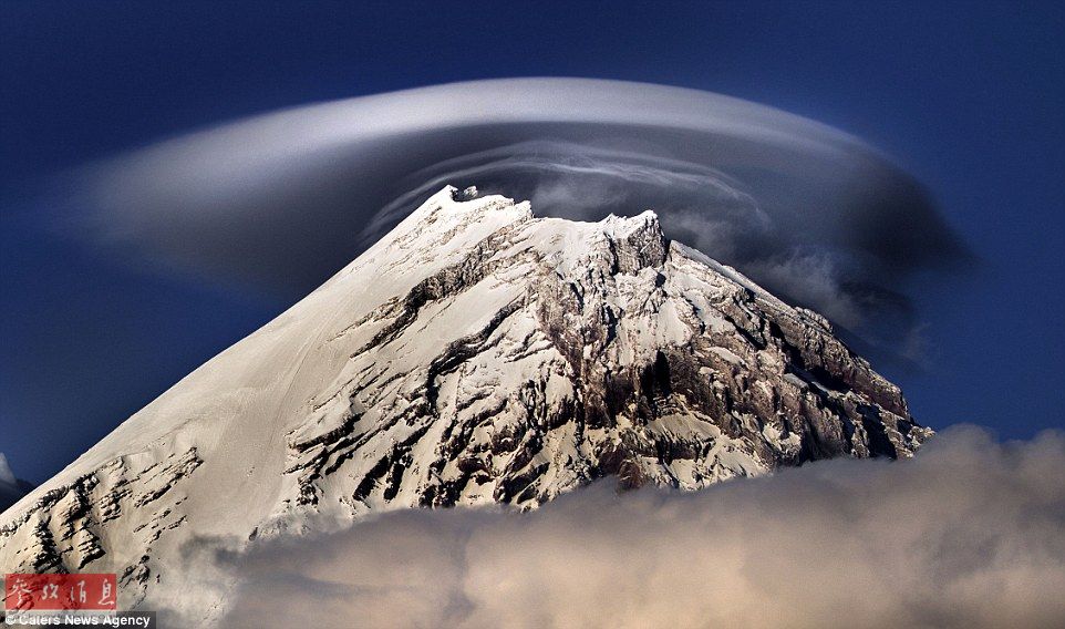 火山上籠罩著類似于外星飛碟形狀的云彩，場景猶如科幻大片。