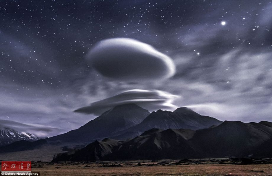 火山上籠罩著類似于外星飛碟形狀的云彩，場景猶如科幻大片。